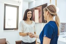 travel nurse meets with travel nurse agency recruiter